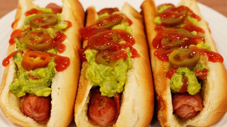 Hot dogs gourmet: prepara con aguacate fresco