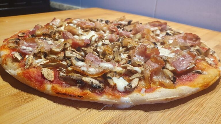 Pizza gourmet: tocino como ingrediente principal